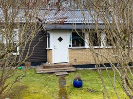 Mysig stuga i skogssmiljö