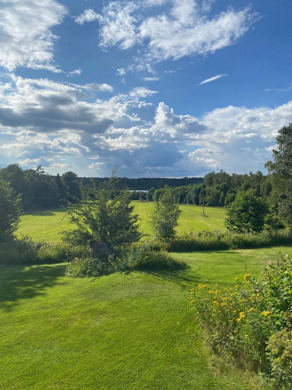 Mysigt hus i avskilt läge med utsikt över sjö. – bild 4 av 15