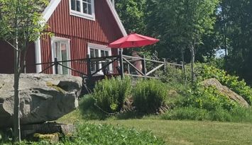 Mysigt hus i avskilt läge med utsikt över sjö.