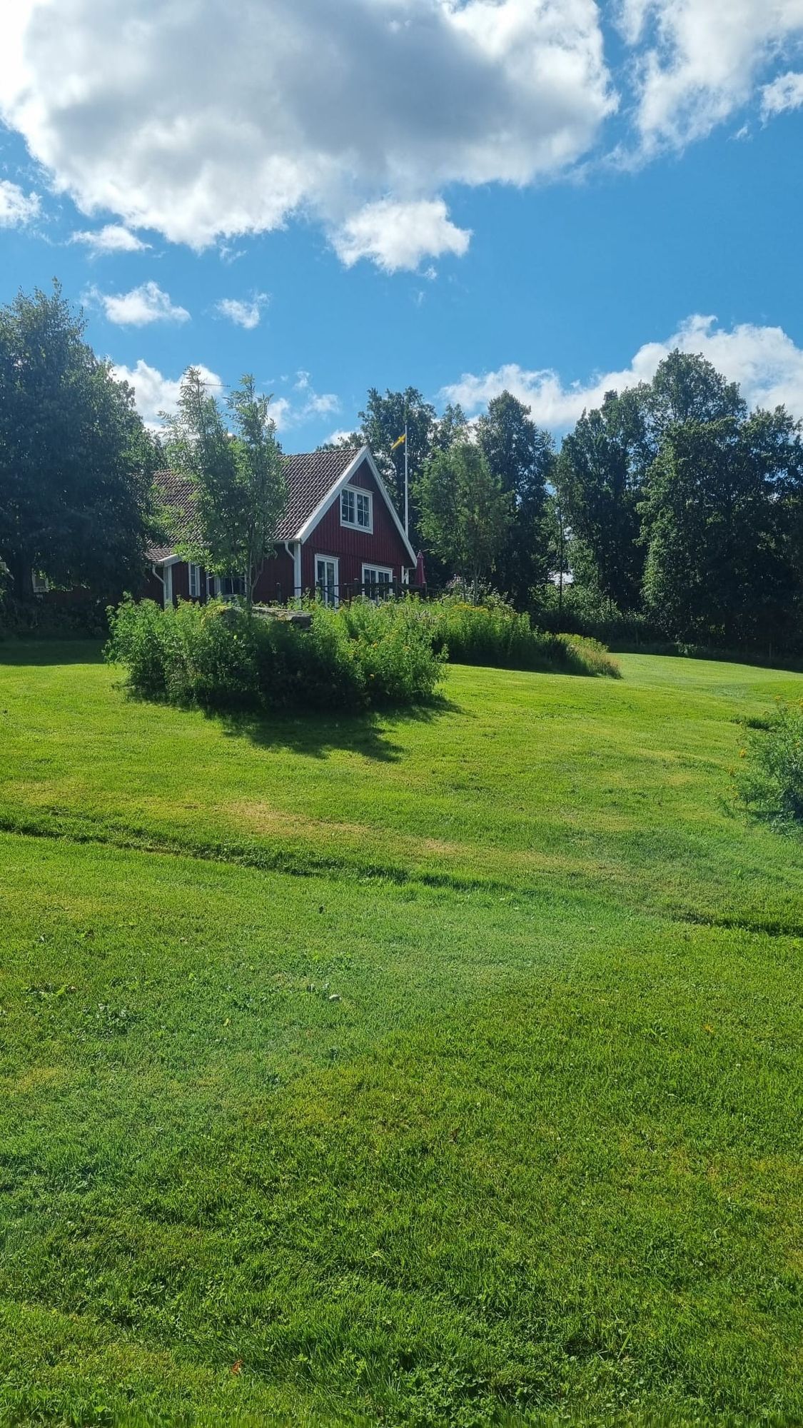 Mysigt hus i avskilt läge med utsikt över sjö. – bild 7 av 15