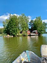 Wunderschönes rotes Häuschen auf eigener Insel mit