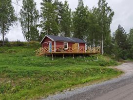 Nyrenoverad stuga vid fin sjö o badplats, Violen