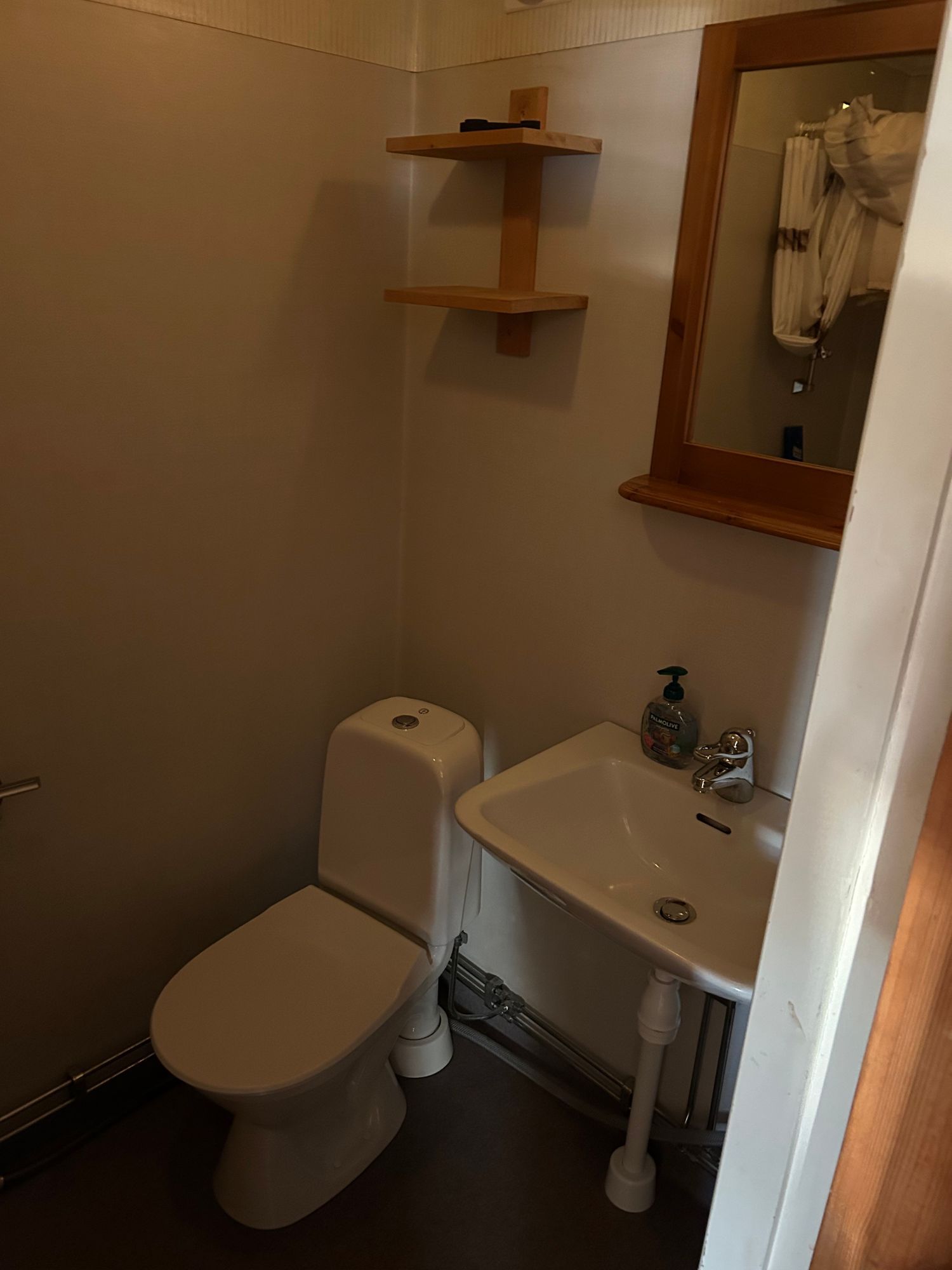 Charmig stuga på villatomt med havsutsikt – bild 6 av 11