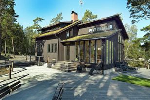 Modern arkitektritad villa vid havet på Väddö!