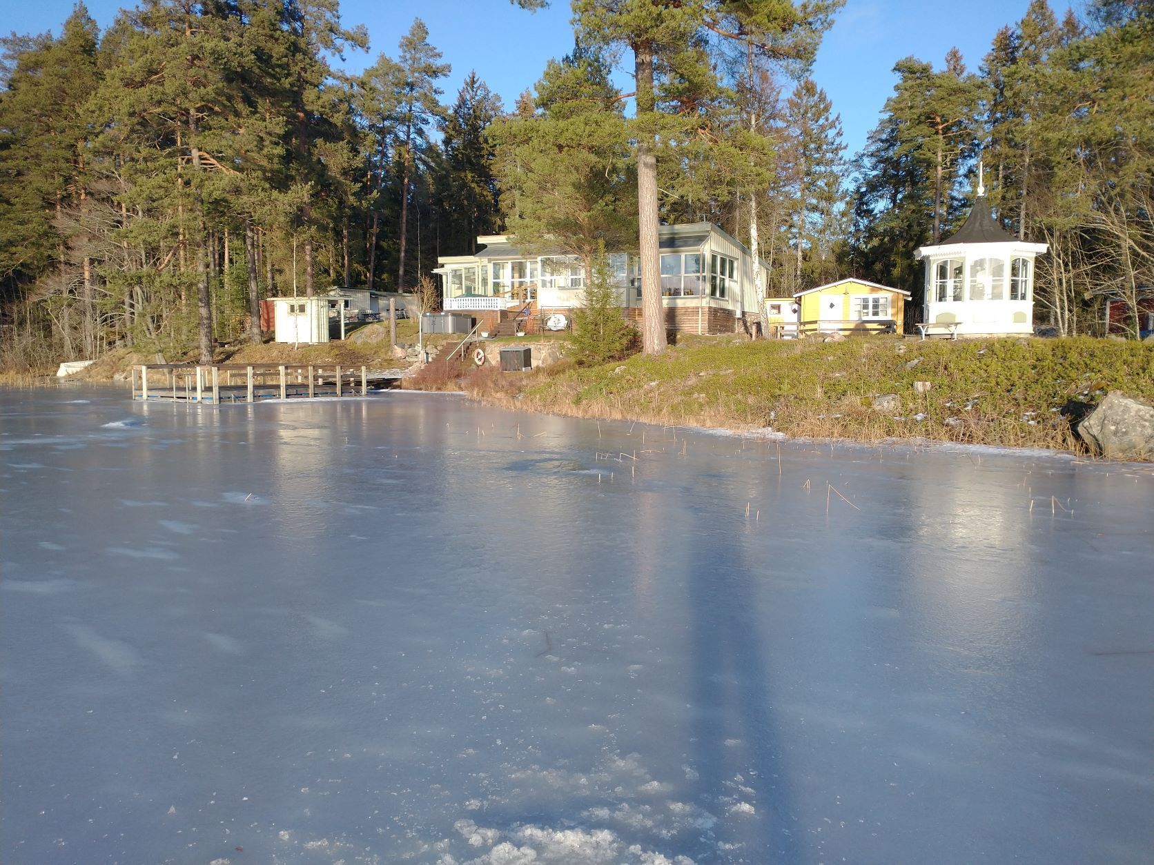 Hus med sjötomt, 10bäddar, möblerad brygga – bild 18 av 18