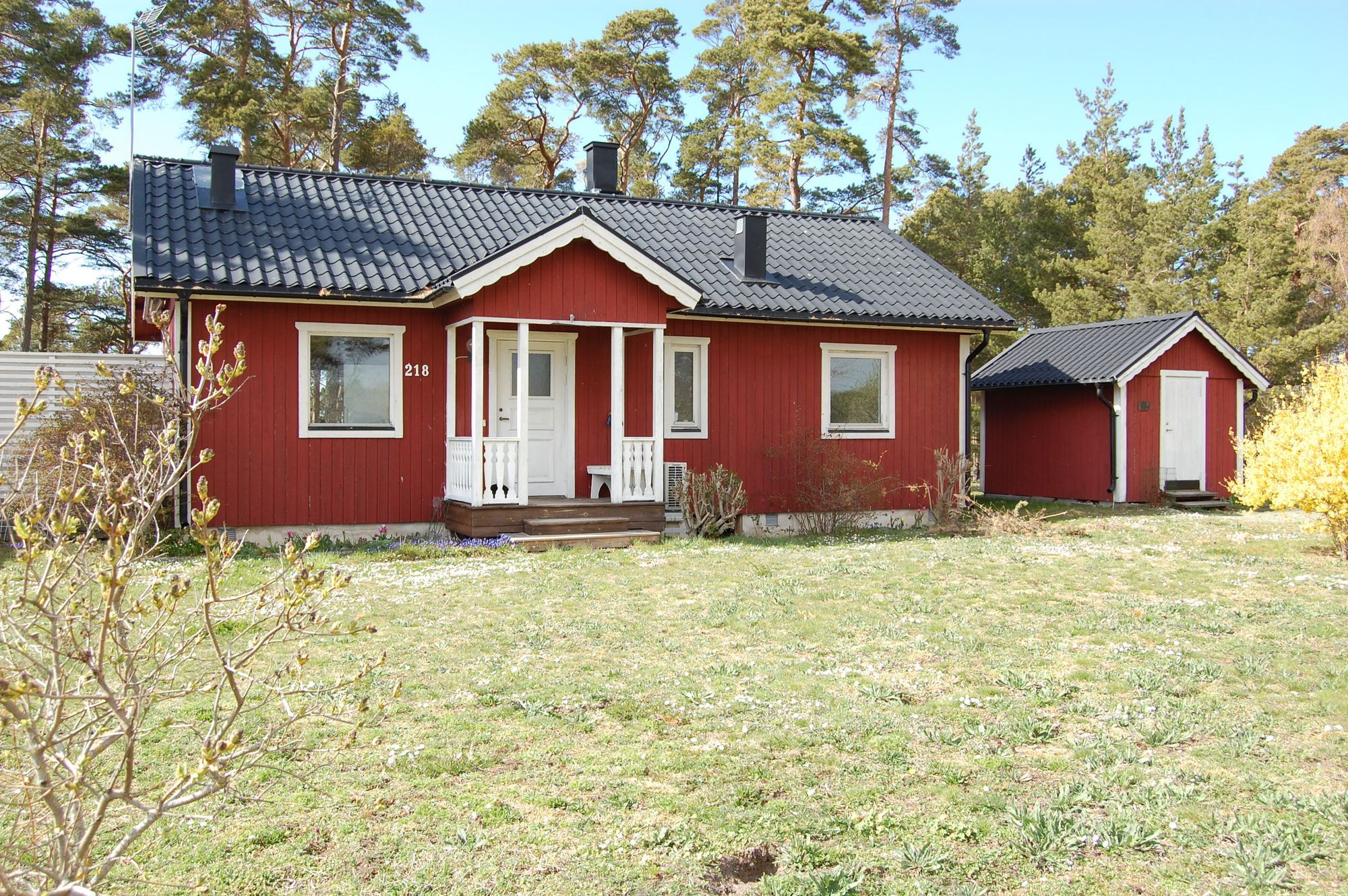 Fritidshus i Djupvik på Ekstakusten på Gotland – bild 1 av 13