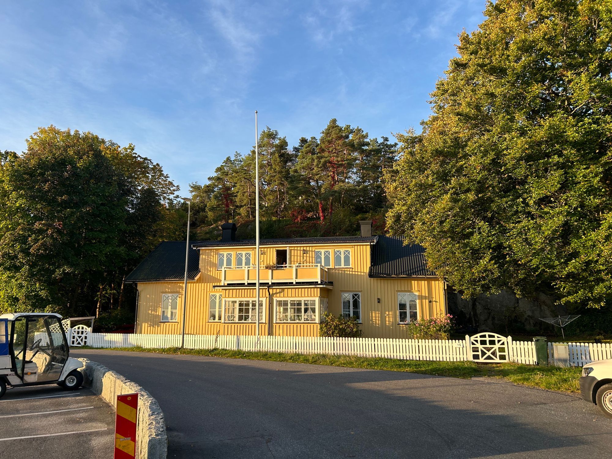 Charmig stuga på villatomt med havsutsikt – bild 11 av 11