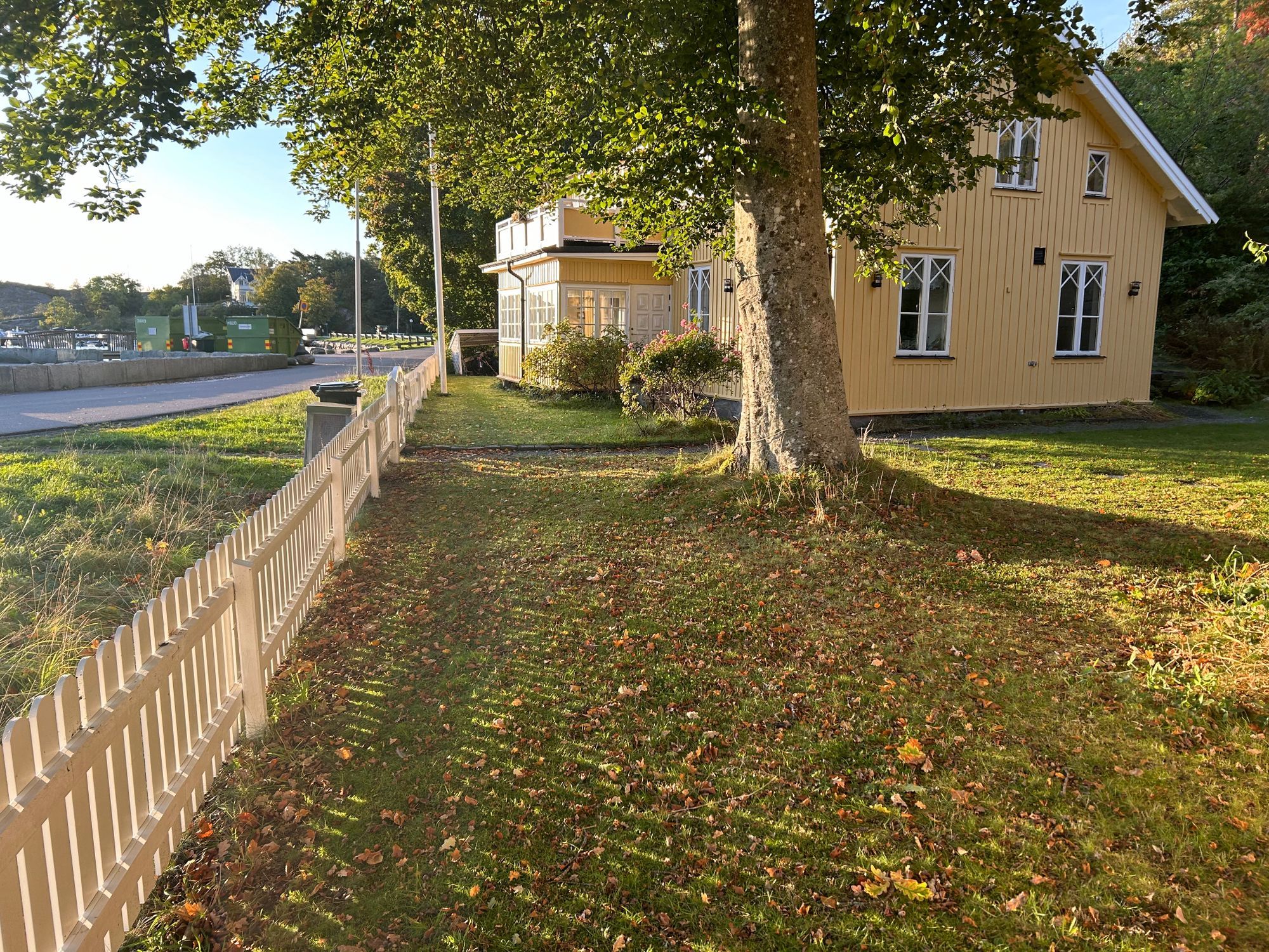 Charmig stuga på villatomt med havsutsikt – bild 10 av 11