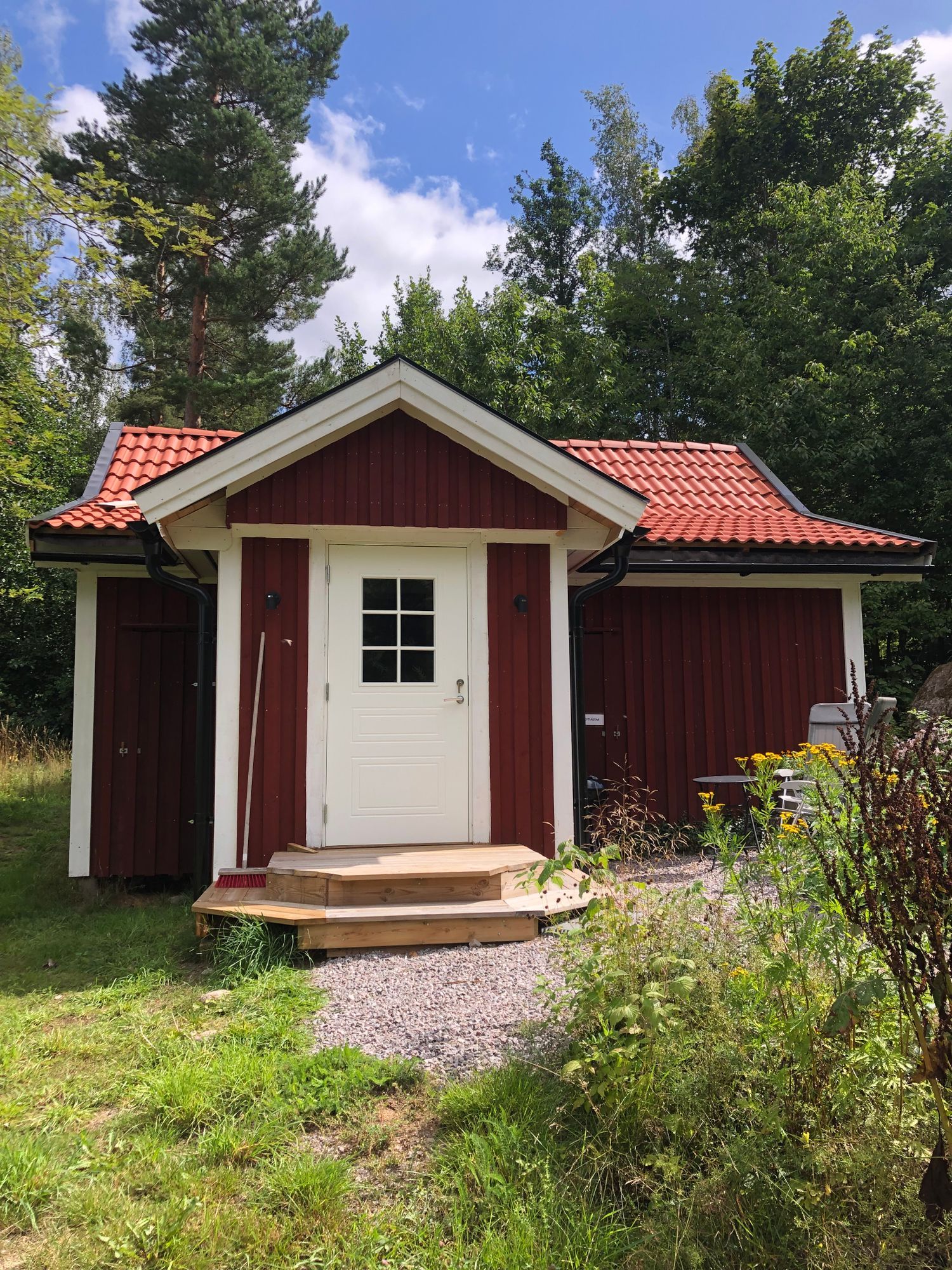 Liten stuga på standen av insjö – bild 3 av 14