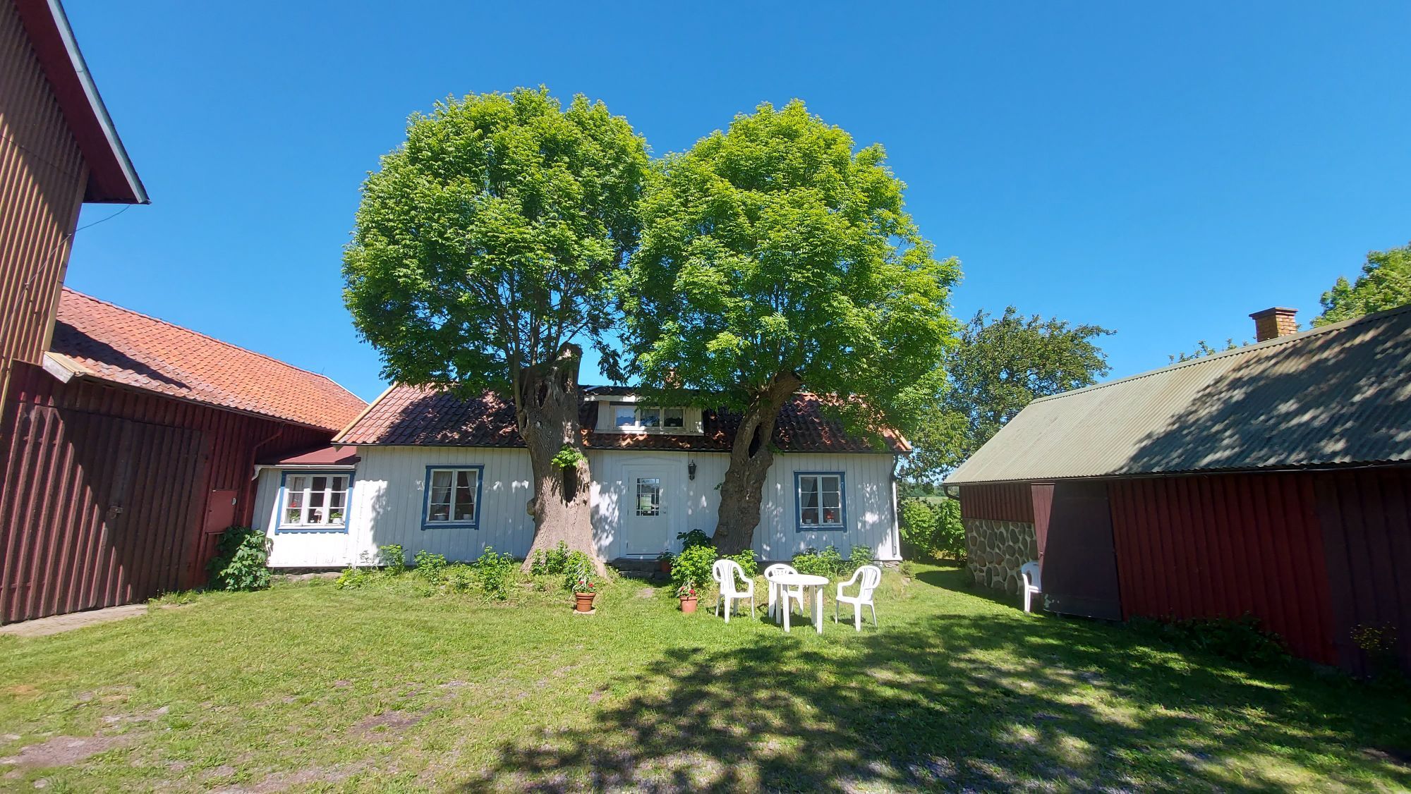 Trivsamt hus i lantlig miljö vid havet