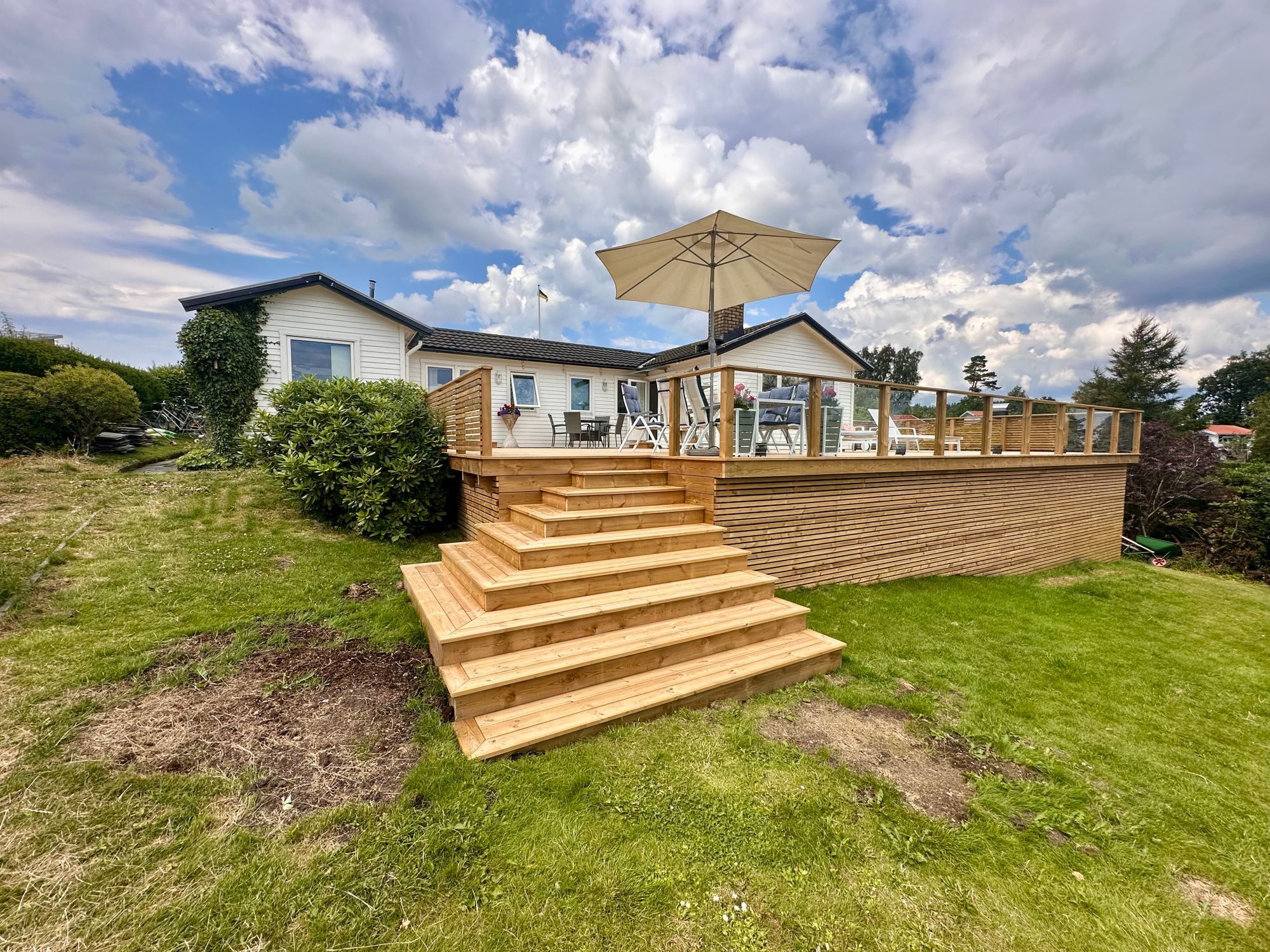 Havsnära stuga med härlig trädgård – bild 3 av 12