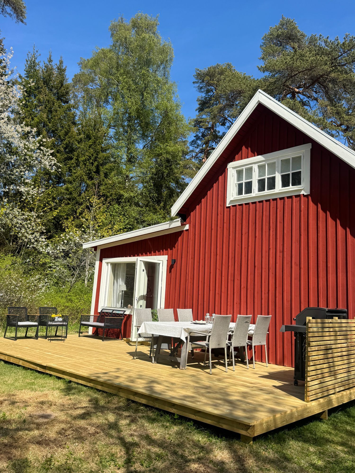 Nyrenoverad stuga med närhet till sjö & natur – bild 2 av 23