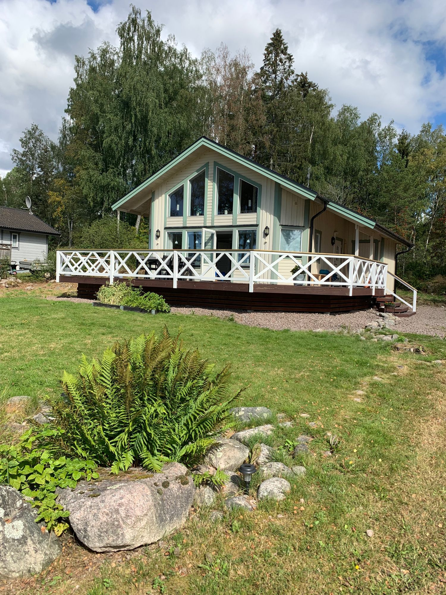 Hus, ett stenkast fra Vanern.