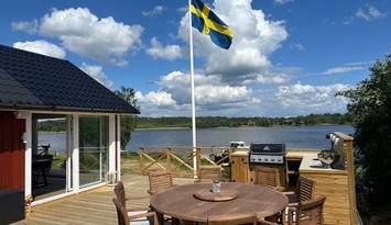 Nyrenoverat sommarhus med fantastisk sjötomt