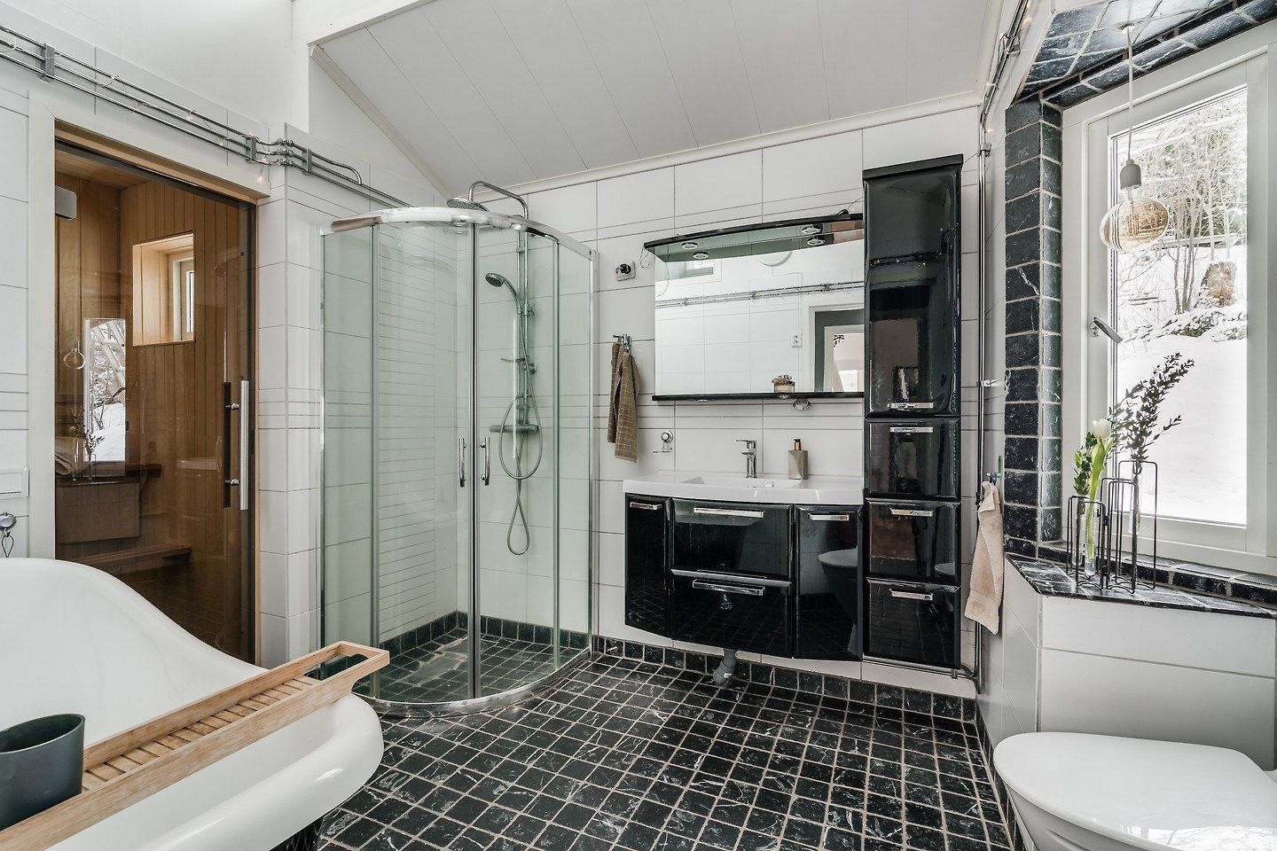 Lyxig villa med strandtomt, pool och pizzaugn – bild 15 av 24