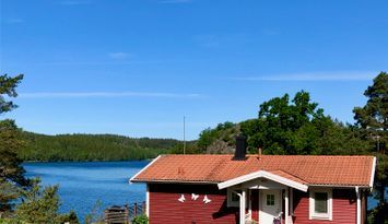 Stuga på berghällarna vid Valdemarsviken