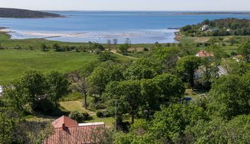 Mysig stuga på höjden med underbar havsutsikt