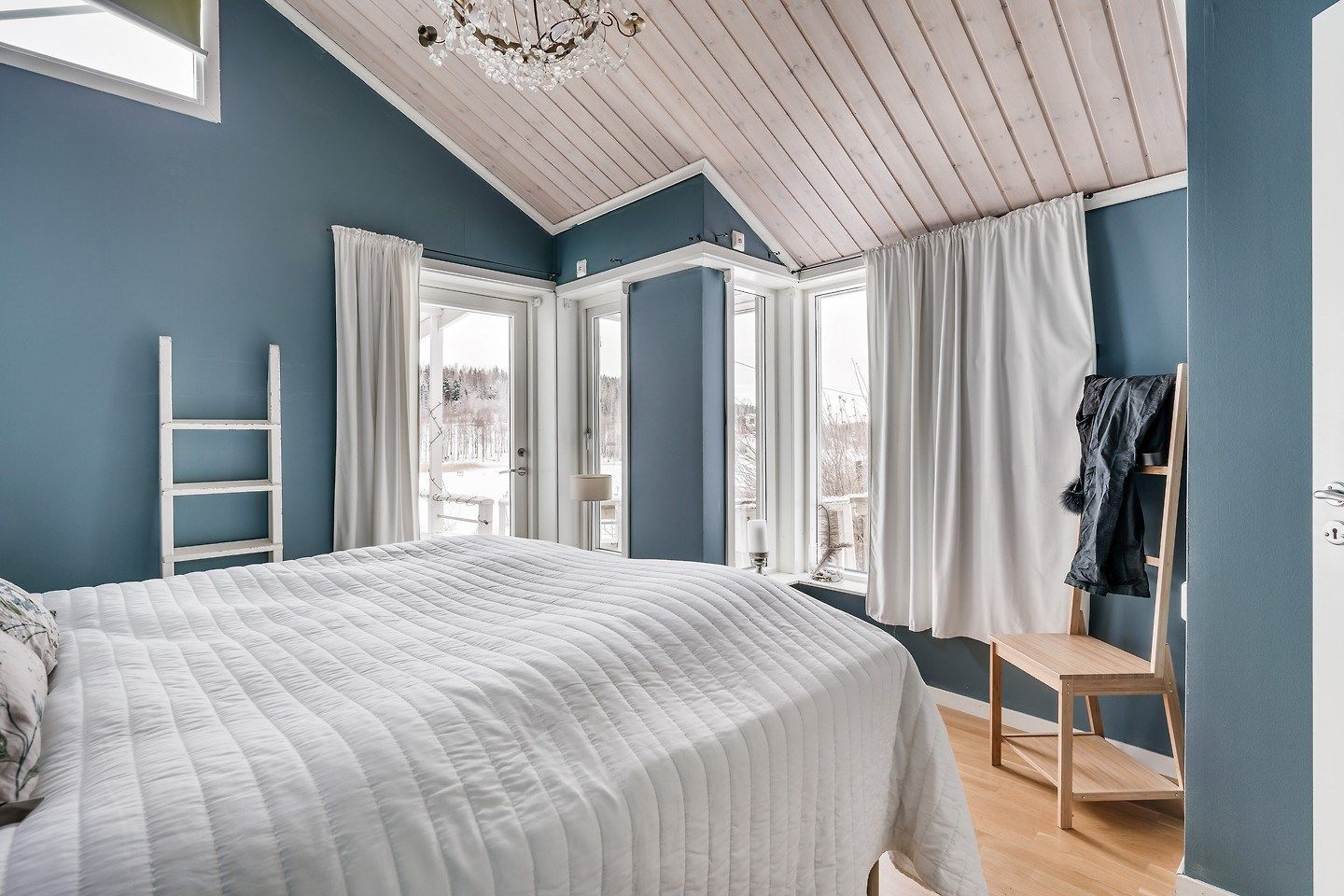 Lyxig villa med strandtomt, pool och pizzaugn – bild 16 av 24