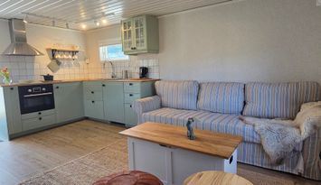 Urmysig och helrenoverad Attefallare nära havet