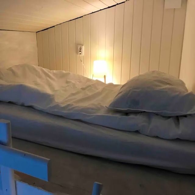 Mysig stuga med sjöutsikt, gästhus och stor altan – bild 18 av 24