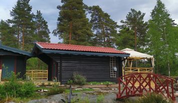 Fjällstuga i skogen nära Vänern