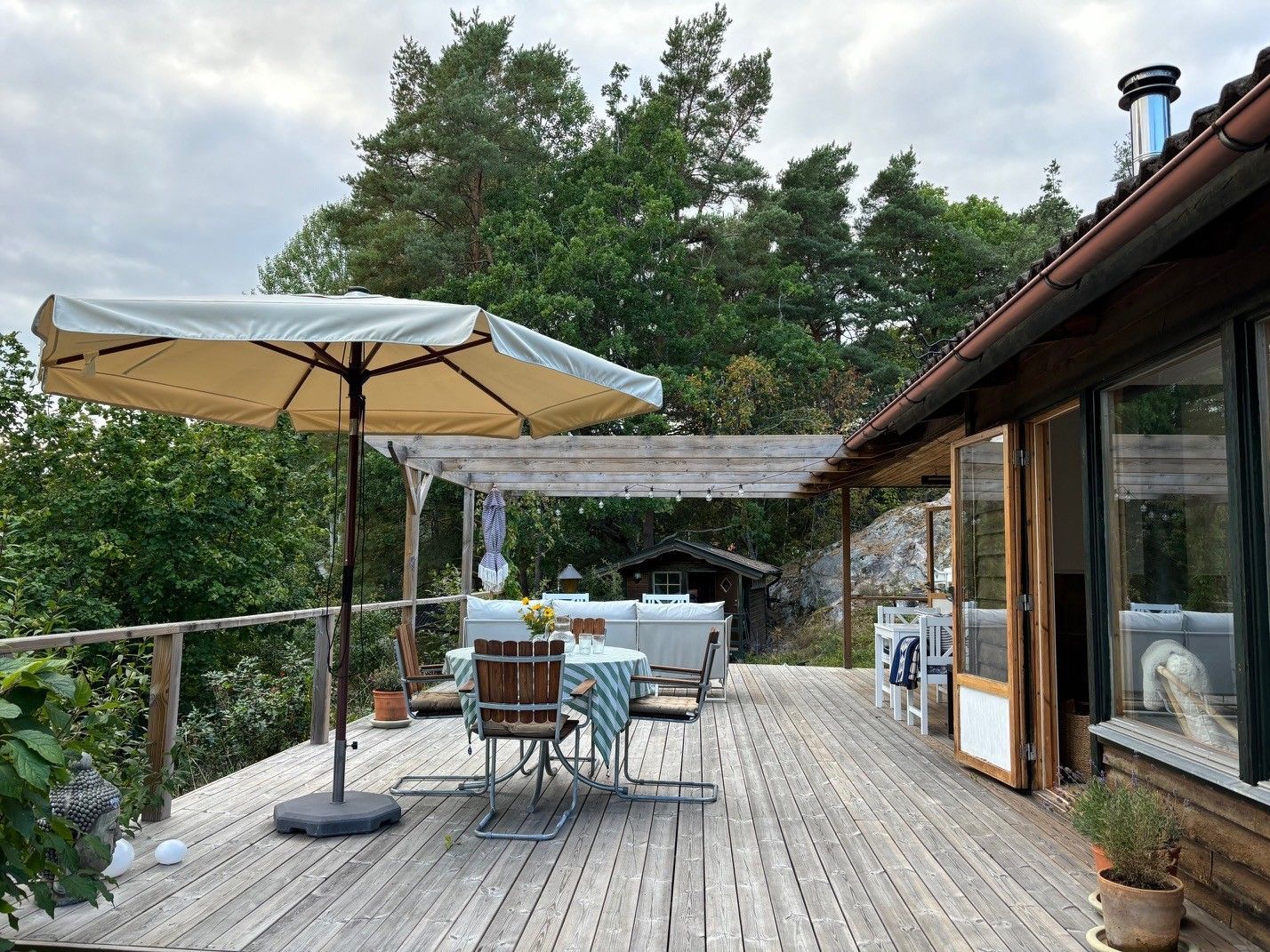 Charmigt sommarhus i Mariefred med närhet till bad – bild 2 av 15