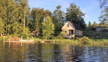 Charmigt hus med sjötomt i naturskön omgivning