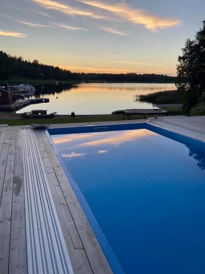 Lyxig villa med strandtomt, pool och pizzaugn