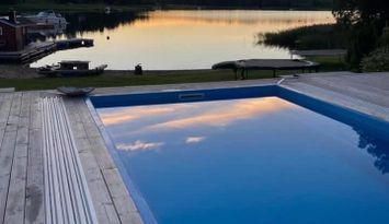 Lyxig villa med strandtomt, pool och pizzaugn