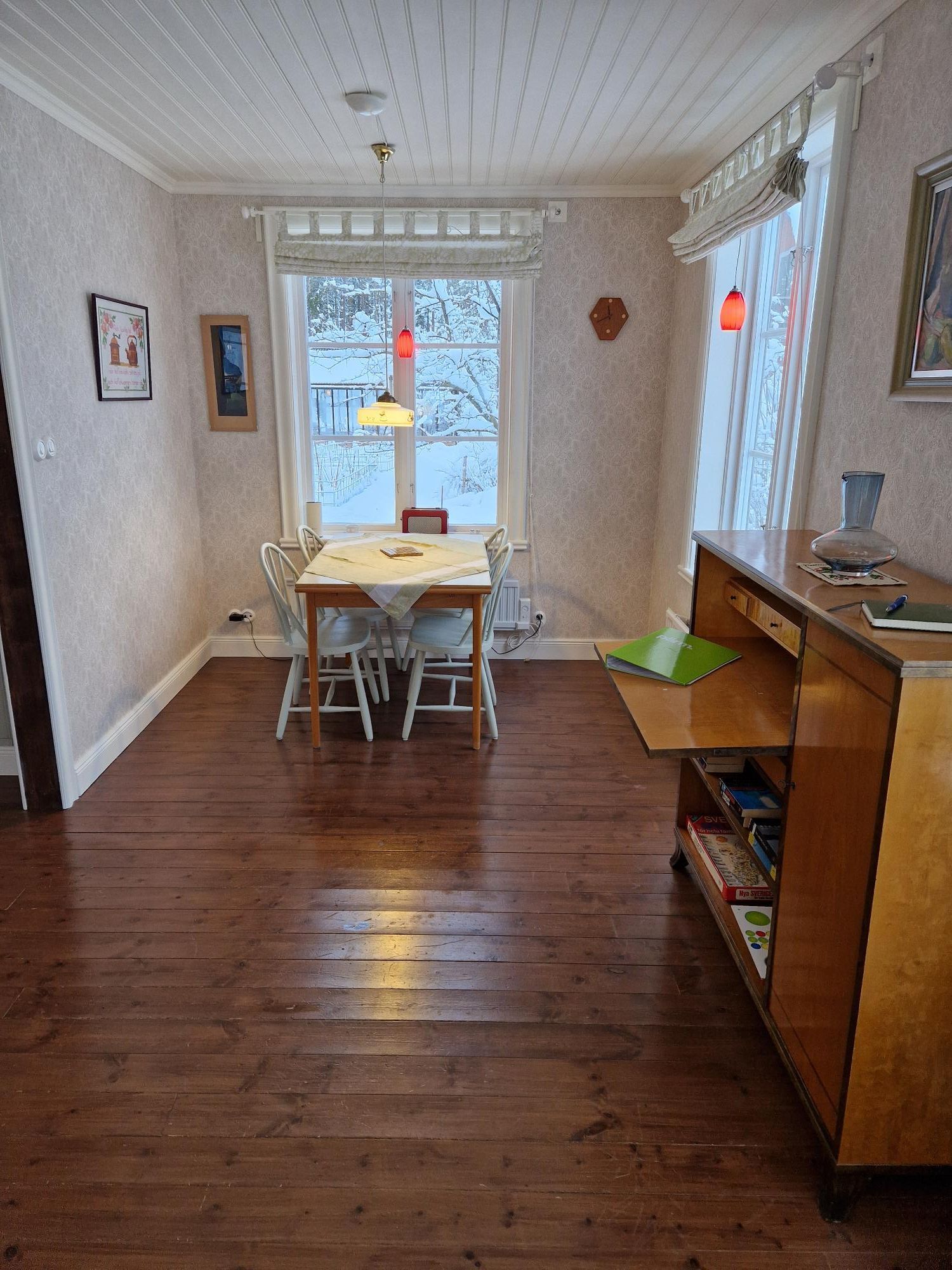 Naturnära Gäststuga på liten gård med höns – bild 3 av 9