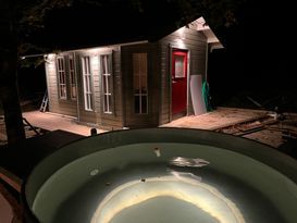 House with hot tub, sauna. 300 m to the lake. Boat