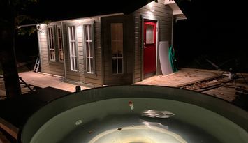 Hus med badtunna, bastu. 300 m till sjö.Båt ingår.