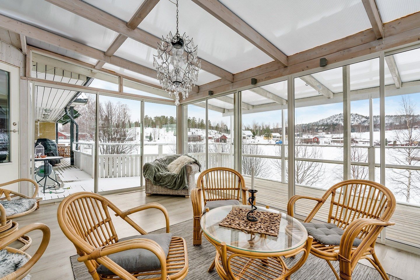 Lyxig villa med strandtomt, pool och pizzaugn – bild 18 av 24