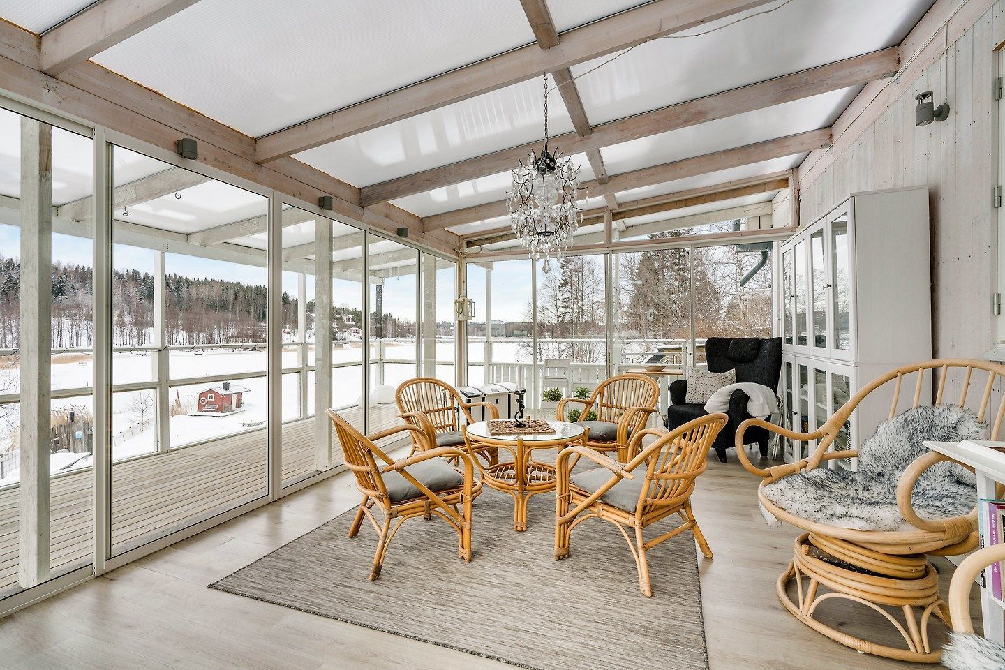 Lyxig villa med strandtomt, pool och pizzaugn – bild 19 av 24
