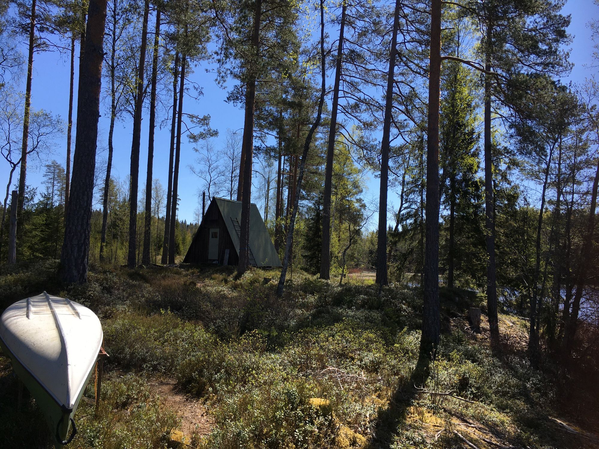 Hemtrevligt hus mitt i skogen nära egen sjö – bild 15 av 20