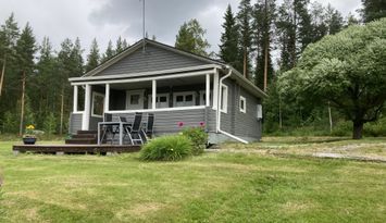 Stuga i söderläge med egen badstrand