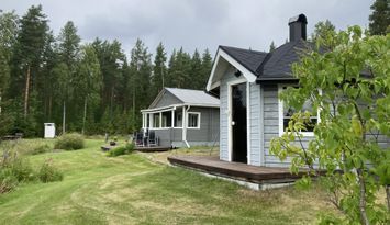 Stuga i söderläge med egen badstrand