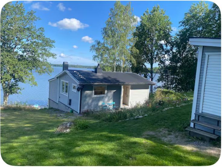 Mysig stuga vid en sjö med egen brygga