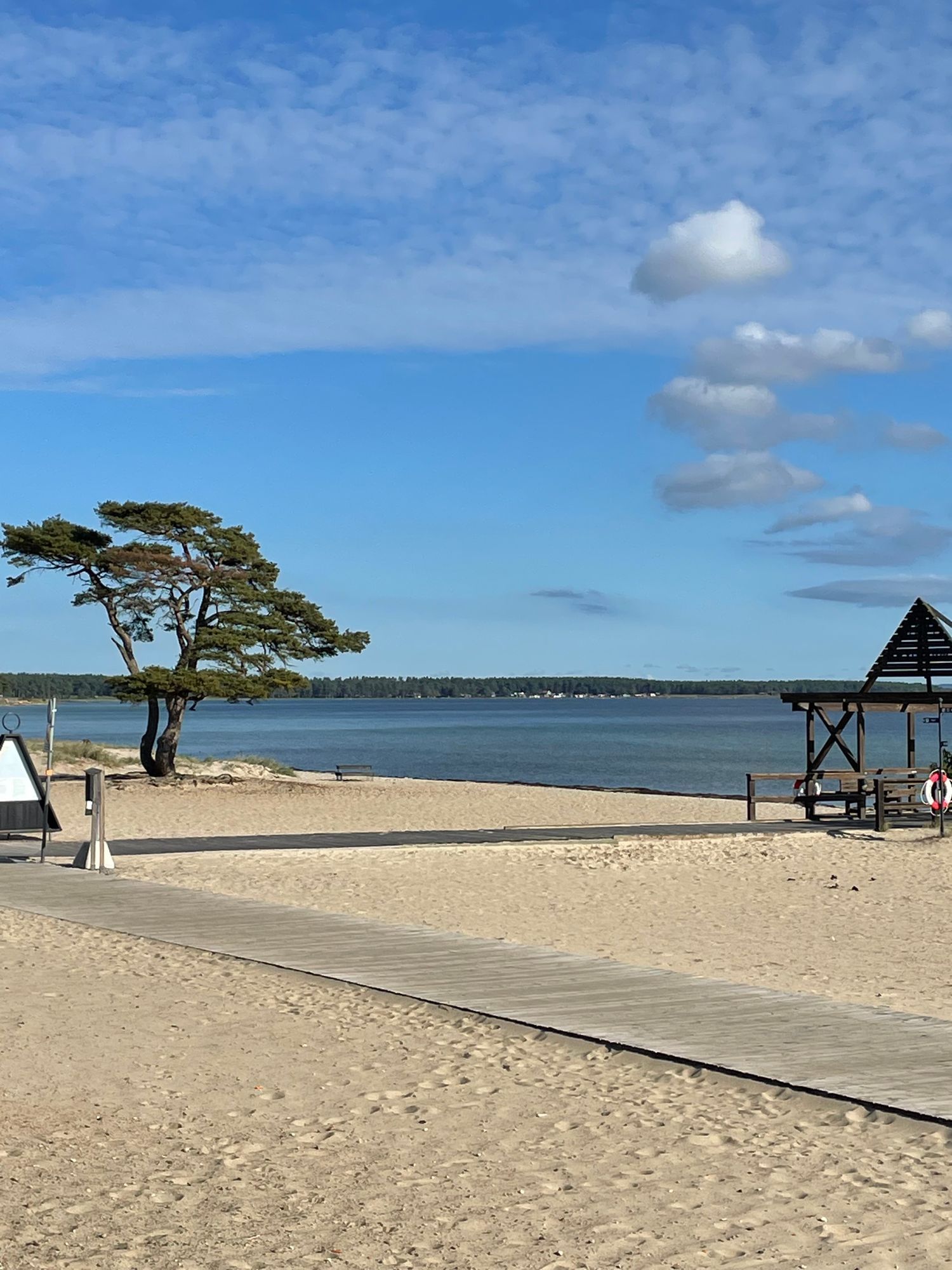 Modern stuga nära havet på lugnt läge.