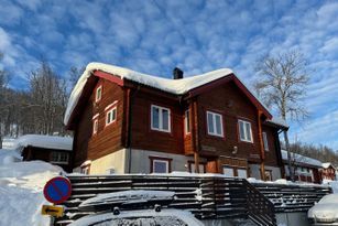 Top modern timber cottage right by the tracks