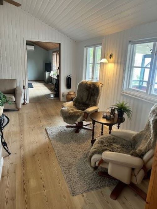Mysig stuga på landet i charmiga Gamlebyviken – bild 10 av 15