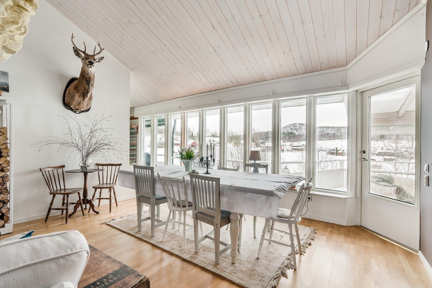 Lyxig villa med strandtomt, pool och pizzaugn – bild 21 av 24