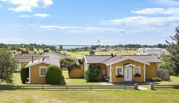 Fräsch stuga i Karlskrona S soliga Trummenäs