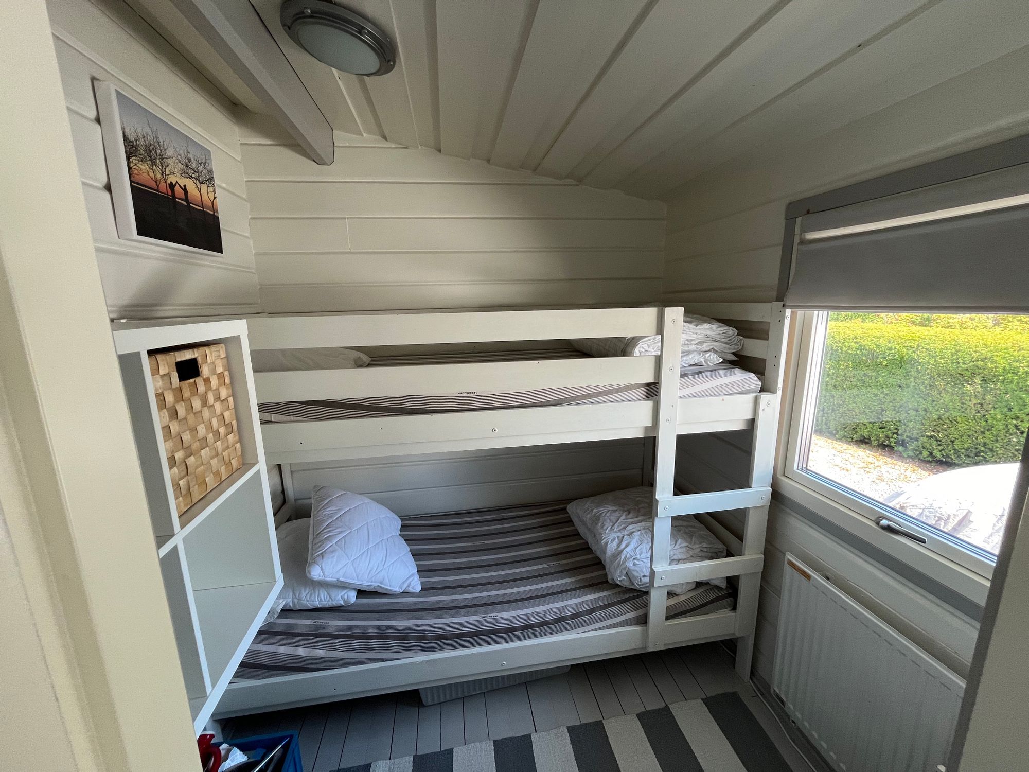 Mysig och fräsch stuga med insynsskyddad tomt – bild 16 av 19