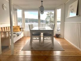 Trevlig stuga endast ett stenkast ifrån havet.