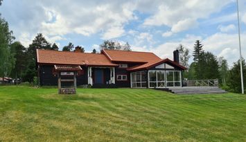 Charmig stuga vid vattnet i Gesunda