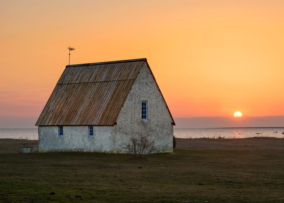 Mysigt skogshus nära havet med elbilsladdning – bild 15 av 19