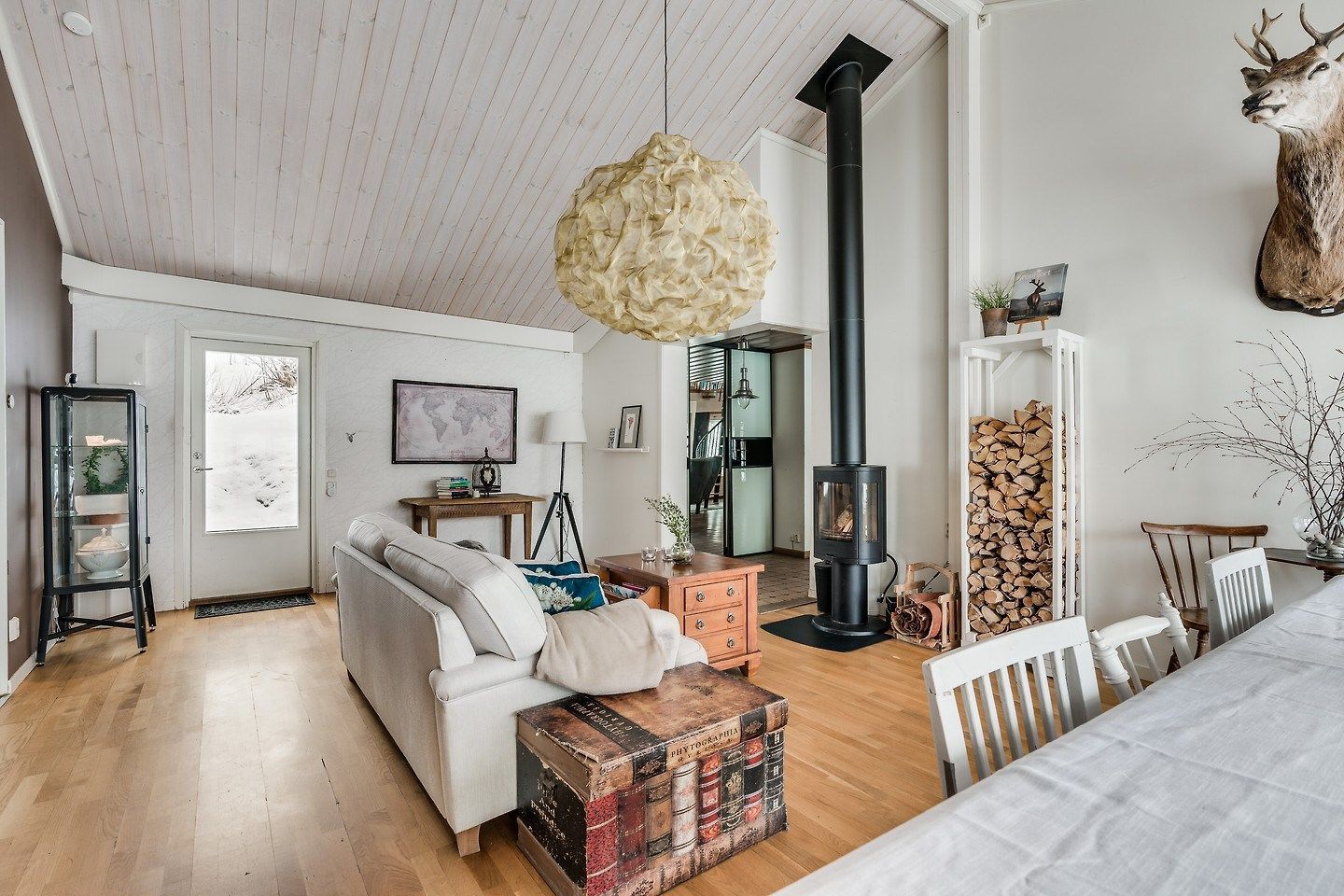 Lyxig villa med strandtomt, pool och pizzaugn – bild 22 av 24