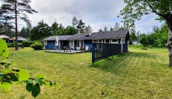 Havsnära fräsch stuga med stor barnvänlig tomt