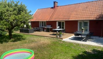 Stuga med stor tomt nära havet och Skreastrand